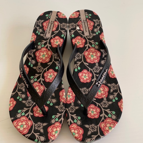 Ipanema Shoes - NWOT Ipanema floral rubber sandals size 8